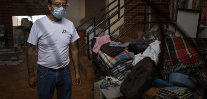 El personal y voluntarios de los albergues y comedores es capacitado por MSF en el uso adecuado del equipo de protección, el manejo de desechos, de la lavandería, la detección de síntomas, establecer circuitos que eviten la contaminación de zonas y las rutas que deben seguir en caso de que algún usuario requiera de hospitalización médica.MSF/Cristopher Rogel Blanquet