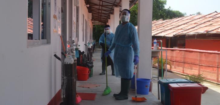 El personal de MSF, utilizando equipos de protección personal (EPP), limpia las salas de aislamiento de COVID-19 en nuestro hospital de campaña Kutupalong, Bangladesh.MSF/Daniella Ritzau-Reid