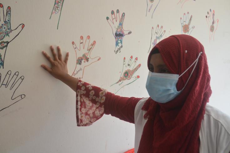 Tamrin Mufta, intérprete médica de maternidad, en una sala del hospital de madres y niños Goyalmara en Cox’s Bazar, Bangladesh.