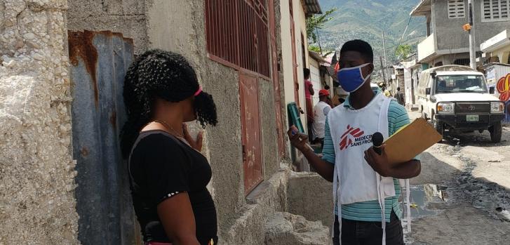 Nuestros equipos de promoción de la salud crean conciencia sobre las medidas preventivas relacionadas con el COVID-19 en Martissant, una comuna de Puerto Príncipe, la capital de Haití.MSF/Lunos Saint-Brave
