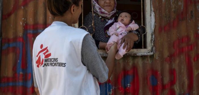Los promotores de salud son una parte vital del trabajo de MSF en el centro de recepción de Vathy en Samos. Trabajan para compartir información con las personas en el campo sobre el bienestar, la prevención de enfermedades, las medidas preventivas del COVID-19 y el acceso a la atención médica.Enri Canaj / Magnum Photos for MSF