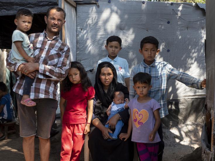 Golnegar con su familia frente a su tienda en el campo de Vathy, Samos, Grecia.