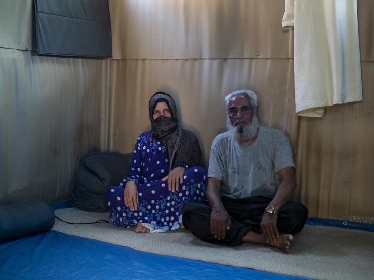 Darwish, de 74 años, y Aysha, de 68, son de Deir ez-Zor, Siria. Viven en el campamento de Vathy, Samos, Grecia, en un refugio improvisado.