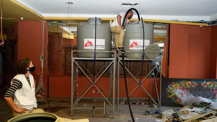 Parte del equipo de Médicos Sin Fronteras instalando contenedores de agua tras la explosión en Beirut, en el barrio de Gemmayzeh.