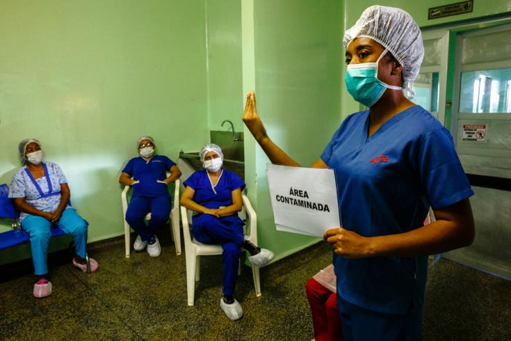 La enfermera Rebecca Alethéia capacita al equipo del hospital regional de Tefé explicando el proceso de desinfección de materiales hospitalarios.