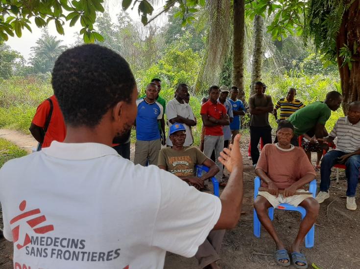 Blaise, promotor de salud de Médicos Sin Fronteras, habla con miembros de la comunidad del área de salud de Ikoko sobre la epidemia de ébola.