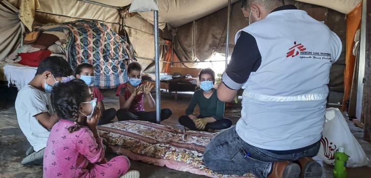 Nader Owidat lleva a cabo una actividad de promoción de la salud sobre COVID-19 con niños en Masafer Yatta, un grupo de 19 aldeas palestinas en la gobernación de Hebrón (Cisjordania).MSF