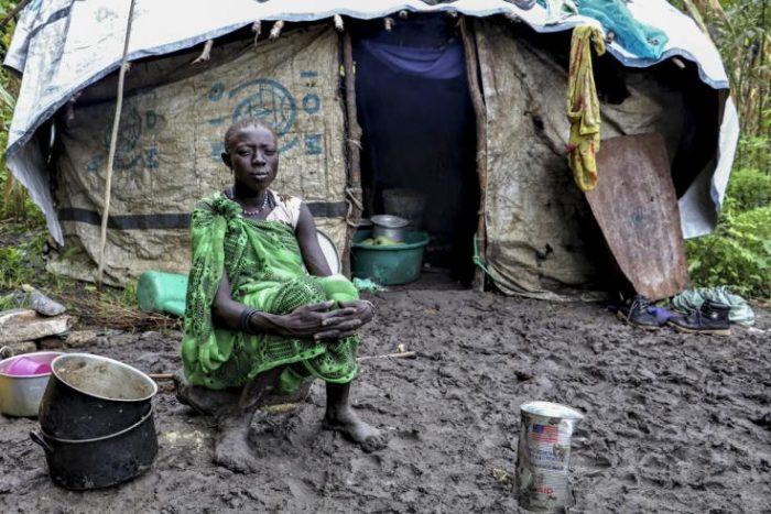 Una mujer joven sentada frente a su refugio en Lukurunyang después de que las fuertes lluvias destruyeran sus cultivos. Una clínica móvil de Médicos Sin Fronteras brinda atención médica vital en Lukurunyarg después de que las inundaciones hicieran intransitables las carreteras. 7 de septiembre de 2020, Sudán del Sur.Tetiana Gaviuk/MSF