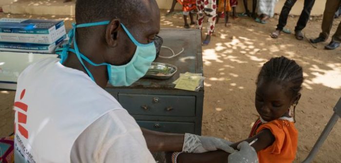 Una niña recibiendo la vacuna contra el sarampión en Boureim Inaly, uno de los lugares de vacunación en Tombuctú, Mali. La campaña de vacunación con el Ministerio de Salud tiene como objetivo vacunar contra el sarampión al 95% de los niños y niñas de entre 6 meses y 14 años.MSF/Mohamed Dayfour