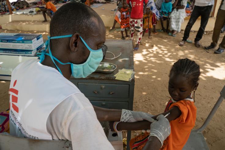 Una niña recibiendo la vacuna contra el sarampión en Boureim Inaly, uno de los lugares de vacunación en Tombuctú, Mali.