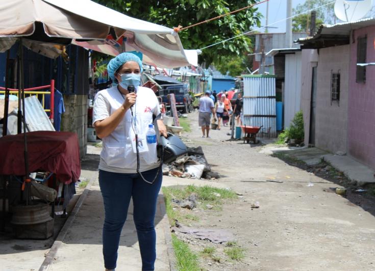 Nuestra trabajadora comunitaria en El Salvador, Margarita Trejo, anuncia la jornada de vacunación casa por casa.