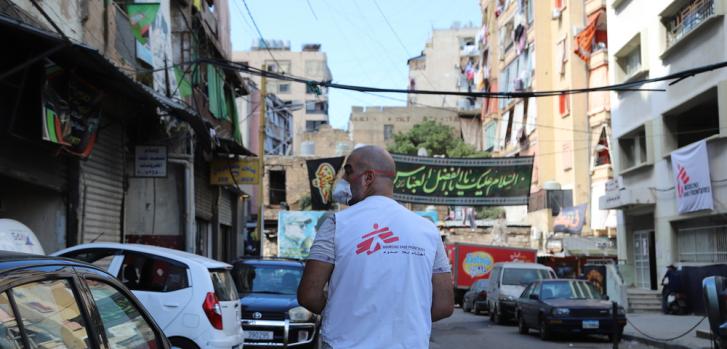 Trabajador de Médicos Sin Fronteras recorre las calles de Beirut, Líbano, a dos meses de la explosión.MSF/Tracy Makhlouf