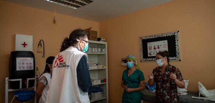 Médicos Sin Fronteras (MSF) brinda apoyo y asesoramiento al personal médico que trabaja en un centro de cuarentena establecido por las autoridades nacionales para prevenir la propagación del COVID-19 en el estado fronterizo venezolano de Táchira.Veronica Ravelo/MSF