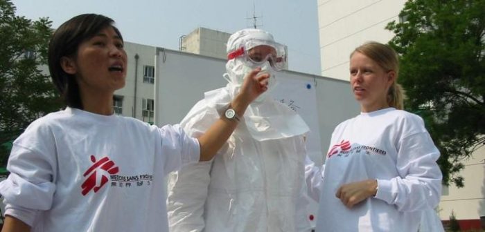 Mayo de 2003. Un equipo de MSF imparte un taller a trabajadores de salud locales sobre cómo vestir el equipo de protección en salas de aislamiento durante el brote de SRAS. Zhang Jia Kou, provincia de Hebei, China.Dan Sermand