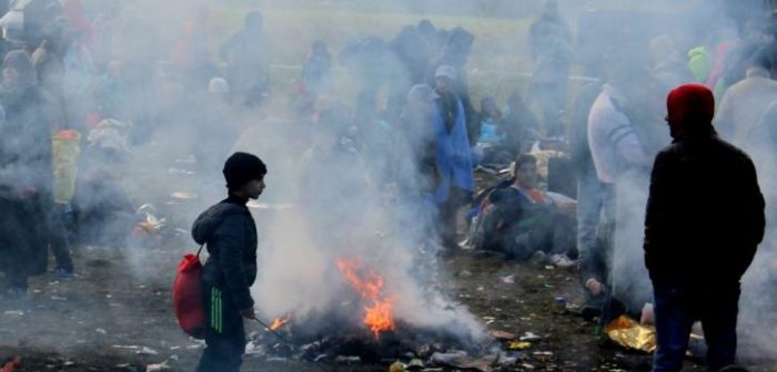 Al no tener acceso ni a refugio ni a comida caliente, los refugiados  tratarán de mantenerse caliente alrededor de las fogatas. ©MSF