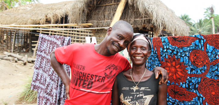Bondayilahun, Sierra Leona, marzo de 2019: Fassineeh Kamera con su esposa. Hizo todo lo que pudo para salvarle la vida, y lo logró.Annette Leopold