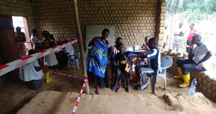 El personal de MSF vacuna a los niños contra el sarampión en República Democrática del Congo.