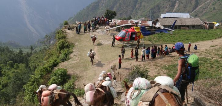 Burros y helicóptero, la única manera de llegar a las zonas remotas como Kashigaoun (Nepal) ©Yann Geay/MSF Burros y helicóptero, la única manera de llegar a las zonas remotas como Kashigaoun (Nepal) Yann Geay/MSF