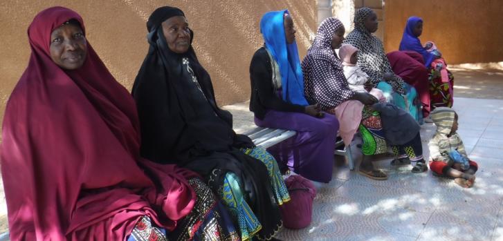 Unos pacientes esperando fuera de la clínica de MSF en el distrito de Wadata, Niamey.Anna Fliflet/MSF