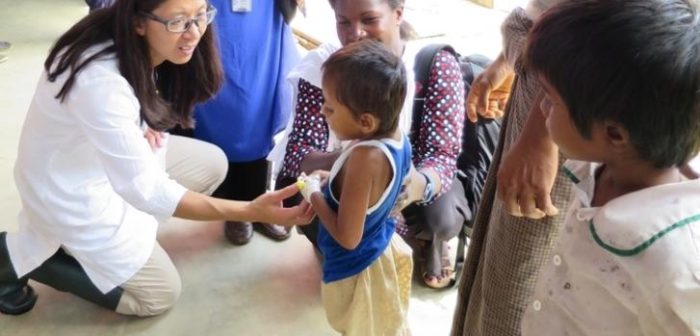 La Dra. Joanne Liu, presidente Internacional de MSF, visita el hospital de Kutupalong, y conoce a un niña rohingya que pudo recuperarse del tétanos, después de haber estado 3 semanas en el hospital. El tétanos es una enfermedad que fue eliminada de muchas partes del mundo a través de vacunaciones, pero no en el noreste de Myanmar, que es de donde huyeron esta niña y su familia. ©Amelia Freelander/MSF
