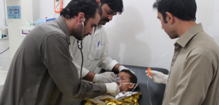Un niño recibiendo atención médica de emergencia en el hospital de Saada, en Kurram. ©MSF