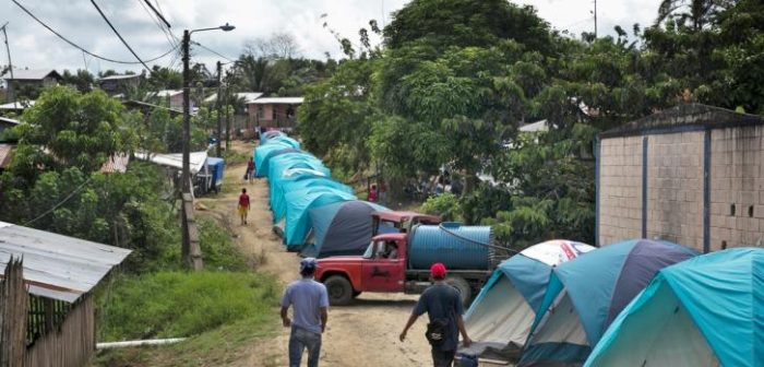 Carpas y refugios donde vivien las personas cuyas viviendas fueron afectadas por el terremoto en Muisnes, Ecuador.  ©Albert Masias/MSF
