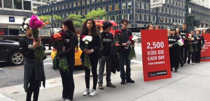Mientras MSF entregaba la petición, 2.500 flores fueron colocadas frente a las oficinas de Pfizer en representación del número de niños que mueren de neumonía cada día.