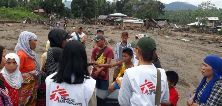 Un equipo de MSF habla con las comunidades afectadas por las avalanchas de barro, muchos de ellos todavía están buscando parientes desaparecidos. ©Hana Badando/MSF