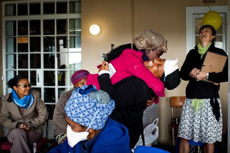 Phumeza celebra su curación en la clínica de Médicos Sin Fronteras