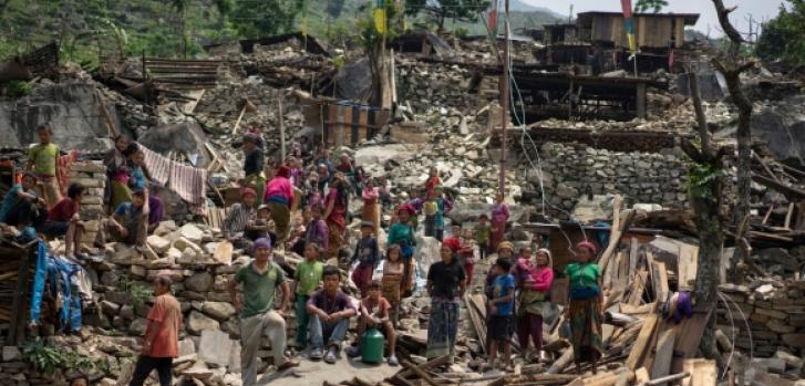 Habitantes de un pueblo destruido del distrito de Gorkha el 7 de mayo © Brian Sokol/PanosBrian Sokol/Panos