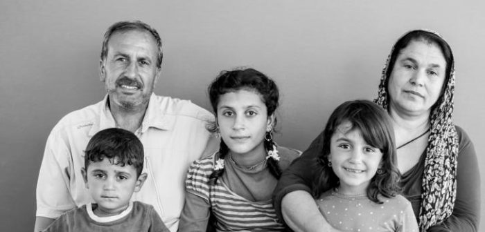 Fotografía de una familia refugiada en un campo en Katsikas, Grecia. Junio 2016.Bruno Fert