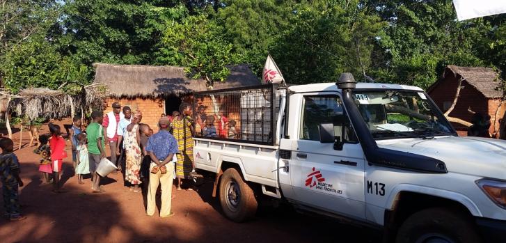 Personal de MSF distribuyendo agua a las personas que han sido internamente desplazadas por los enfrentamientos en Zemio, República Centroafricana. Julio 2017.Josh Rosenstein/MSF