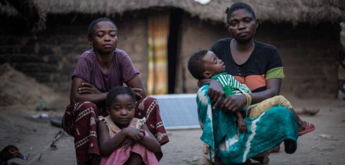 Z.R. desplazada de Kyabue, y M.J. desplazada de Mukoko, ambas con sus hijos en Salamabila, República Democrática del Congo.MSF/Carl Theunis