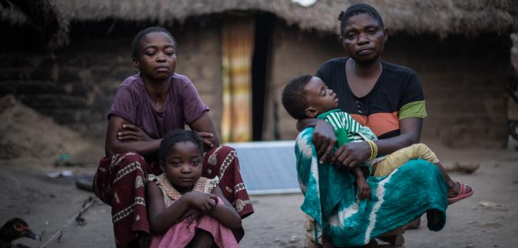 Z.R. desplazada de Kyabue, y M.J. desplazada de Mukoko, ambas con sus hijos en Salamabila, República Democrática del Congo.MSF/Carl Theunis