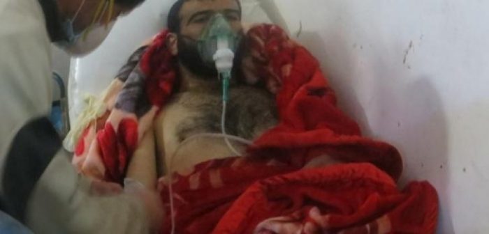 Víctima de ataque de cloro siendo tratada en el hospital de Saremin (área de Idlib), Siria.