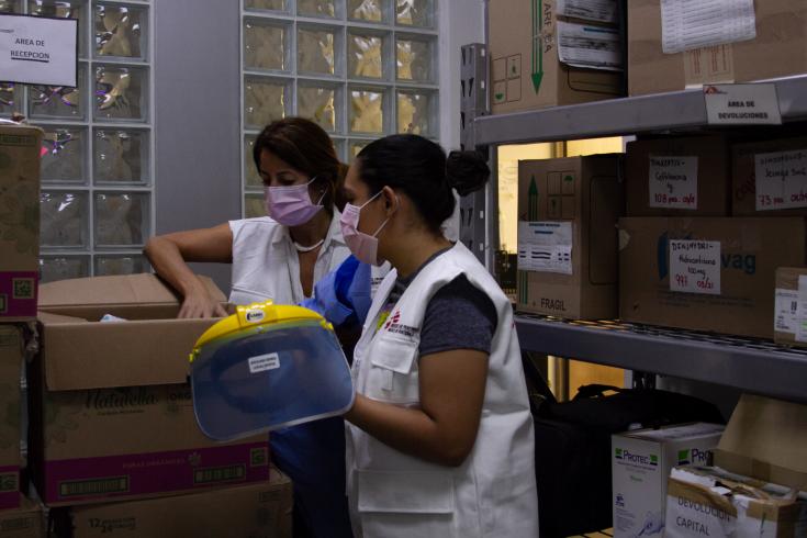 María Rado coordinando la operación de Tijuana, México 