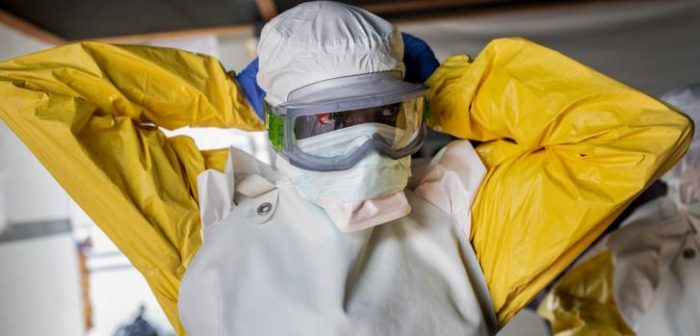 Un miembro del equipo de Médicos Sin Fronteras se viste para ingresar a la zona de alto riesgo del Centro de Tratamiento de Ebola en Buni, República Democrática del Congo. Junio de 2019.Pablo Garrigos/MSF