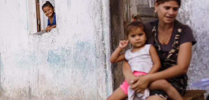 Jessica tiene 27 años de edad, vive en Tumeremo, en el Estado Bolívar al sureste de Venezuela. Está sentada en la puerta de su casa con tres de sus siete hijos. Allí pasa los días con a su madre, mientras su esposo trabaja en las minas. Su primer embrazo fue a los 14 años. Jesús Vargas.