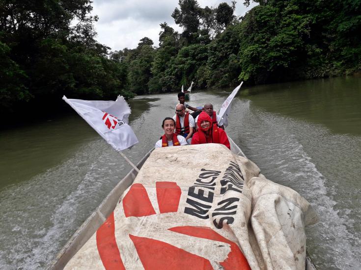 Equipo de MSF en lancha por el río Suande, Nariño, Colombia