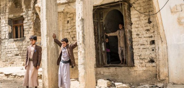 Los niños de la familia Ghani posan en marzo de 2018 delante de su casa, bombardeada durante la guerra de Saada, entre 2004 y 2010.Agnes Varraine-Leca/MSF