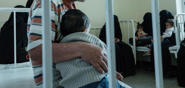 Un padre con su hijo en la sala de observaciones en el hospital materno infantil en Taiz, Yemen. Marzo 2018.Matteo Bastianelli