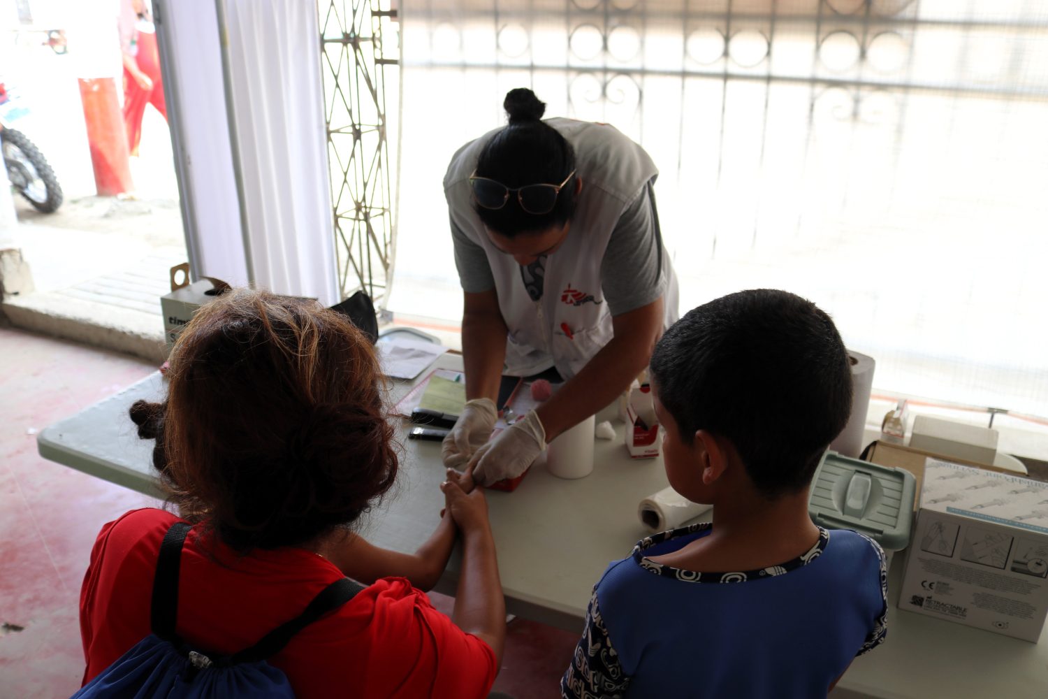 Migrantes de Venezuela a Perú en el centro de salud de MSF en Tumbes, Perú.