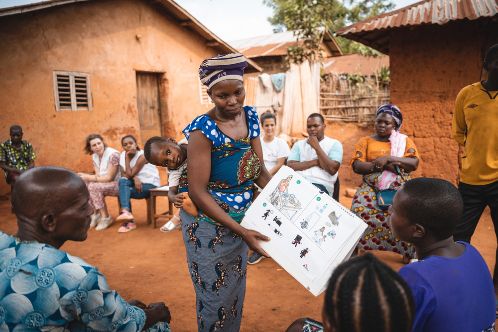 Amélie, voluntaria comunitaria de la aldea, imparte una sesión de salud sexual y reproductiva. Orientamos a las mujeres que imparten sesiones de promoción de la salud en sus comunidades © Yves-Constant Tamomo.