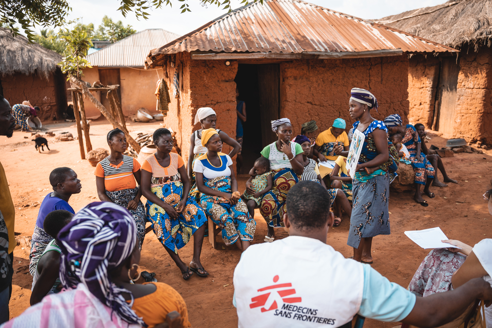 Miembros voluntarios de la comunidad explican la importancia de la atención materna y neonatal. Formamos a voluntarios que luego imparten sesiones de promoción de la salud en sus aldeas © Yves-Constant Tamomo.