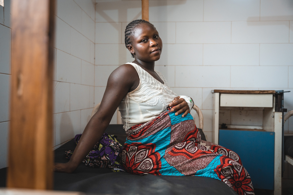 Una paciente en la sala de maternidad esperando para dar a luz en el hospital de Klouékanmé, en Benín.