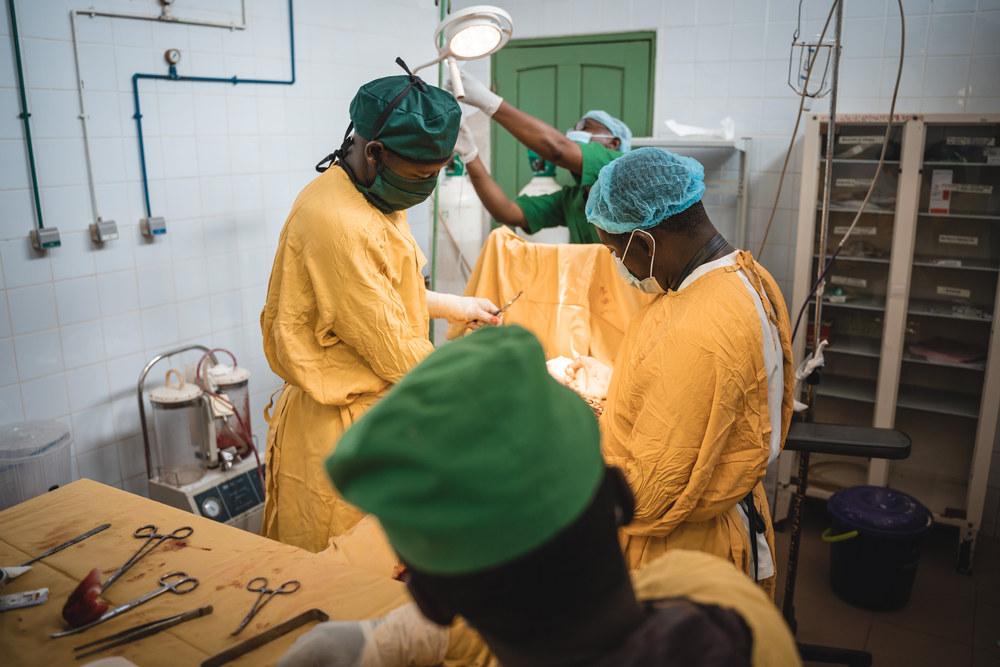 Ginecólogo de nuestra organización practicando una cesárea a gemelos con los profesionales sanitarios que trabajan en el hospital de Klouékanmè, Benín © Yves-Constant Tamomo.