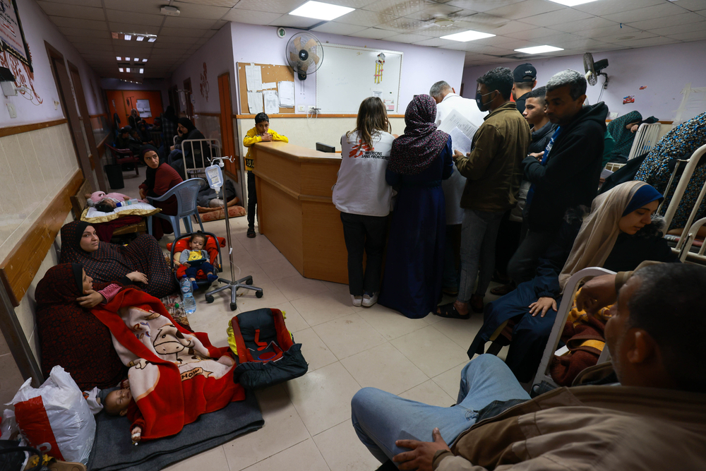 Pacientes y personal de Médicos Sin Fronteras en el Hospital Al Aqsa, Gaza.