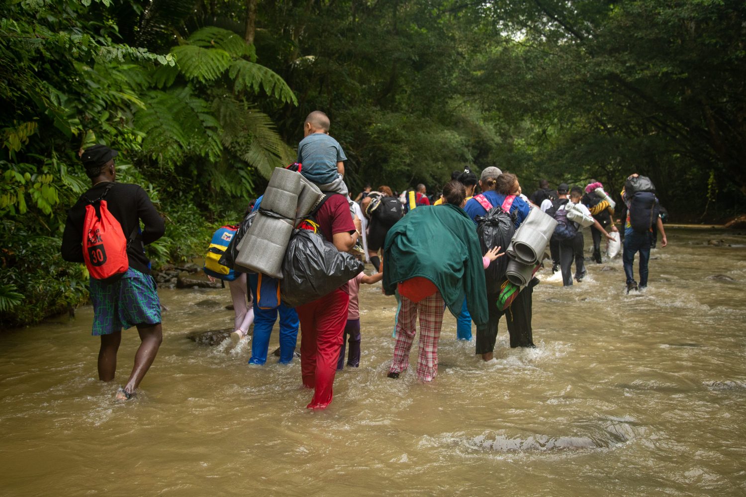 Personas cruzando el Tapón del Darién. 