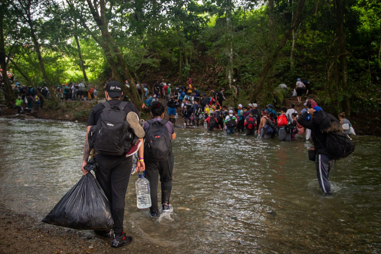 Migrantes atraviesan la espesa selva del Tapón del Darién. 