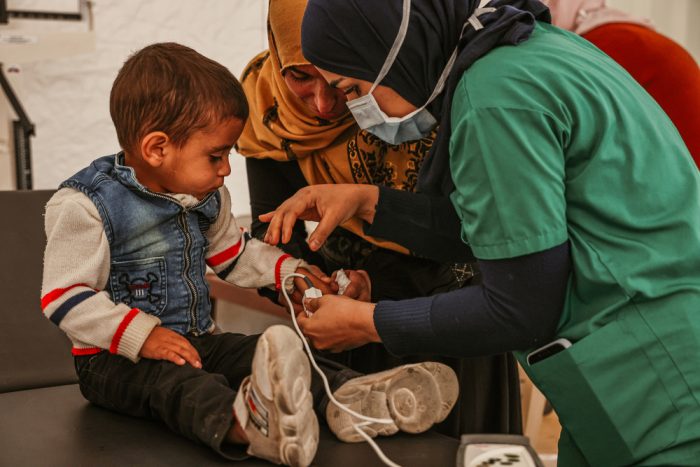 Imagen de archivo de 2022: Una enfermera de nuestra organización examina a un niño enfermo de cólera en el centro de tratamiento de cólera de Arsal, valle de la Bekaa, LíbanoCarmen Yahchouchi.